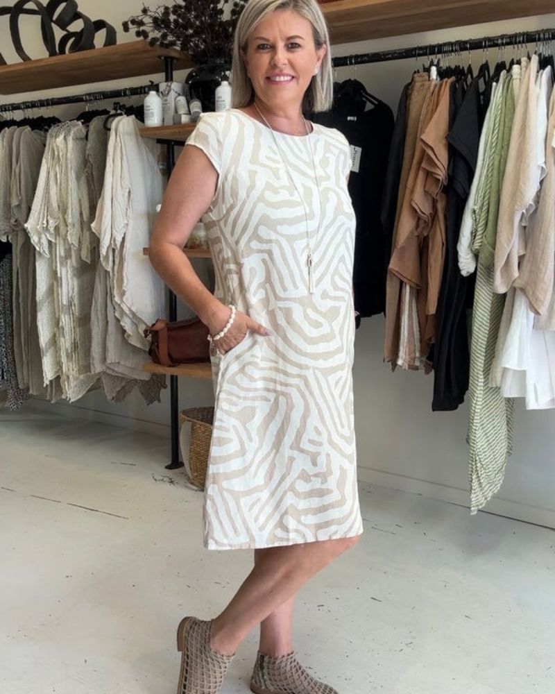 Nelia™ - Dress with a round neckline and a beautiful print