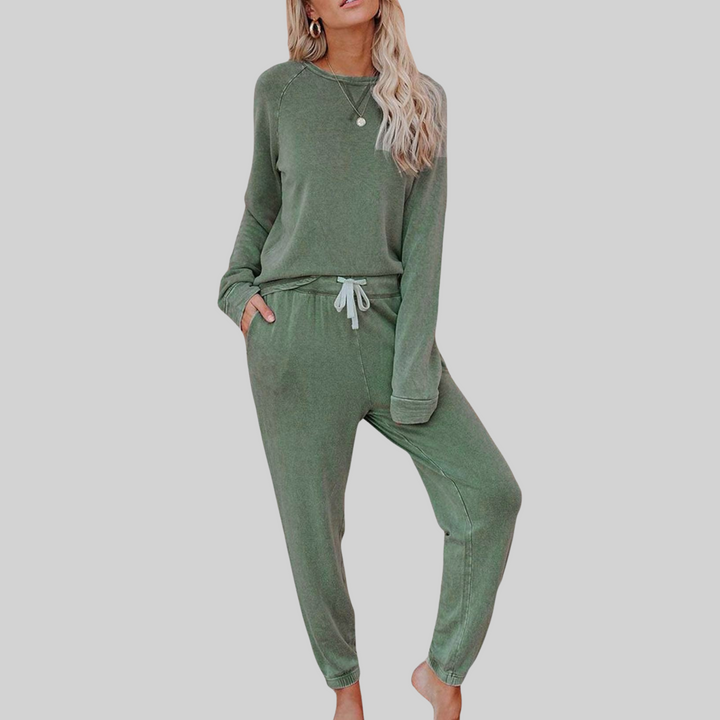 Joëlle – Casual outfit with long sleeves and sweatpants