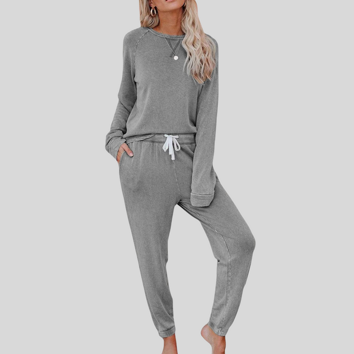 Joëlle – Casual outfit with long sleeves and sweatpants