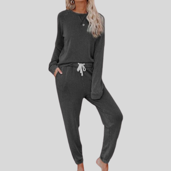 Joëlle – Casual outfit with long sleeves and sweatpants